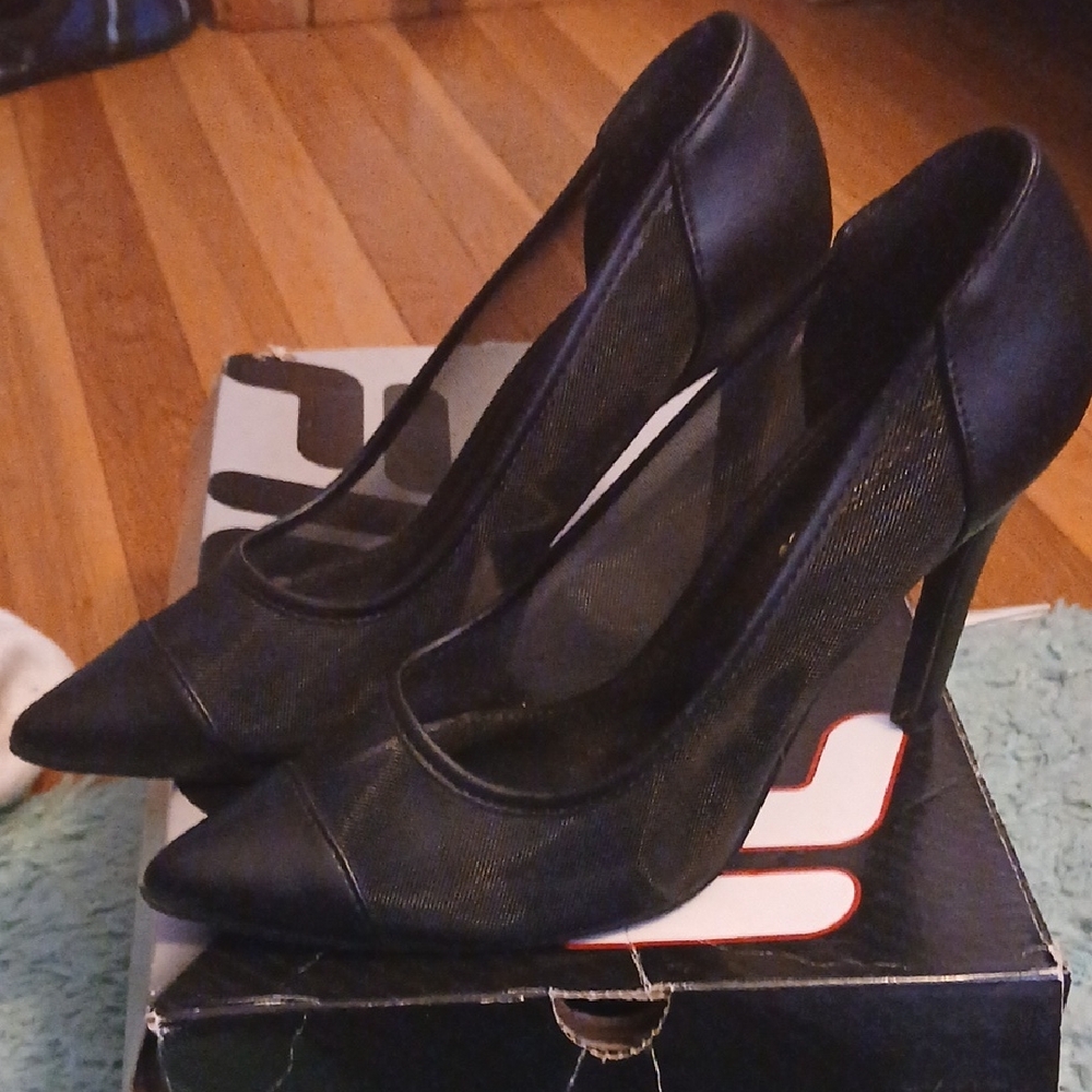 Shoe Dazzle Black Pump